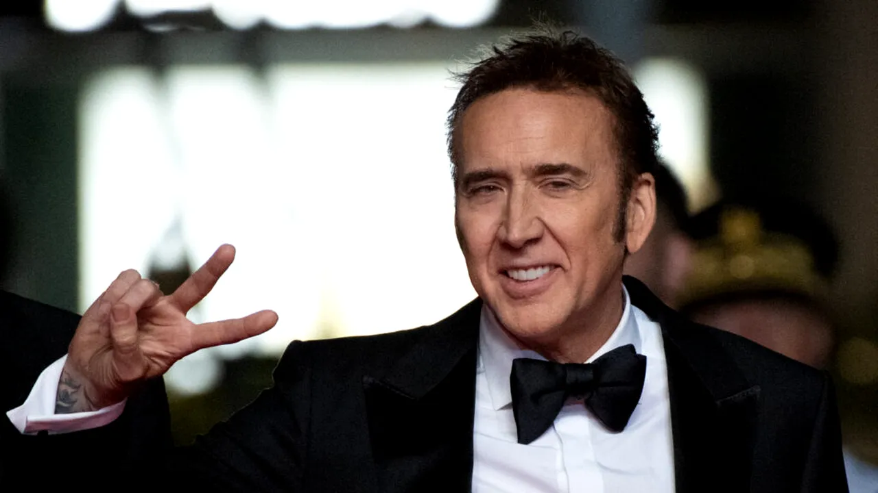 Primul exemplar al benzilor desenate cu Superman, care fusese furat de la Nicolas Cage, s-a vândut cu 15 milioane de dolari