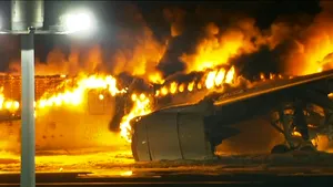 Tokyo. Un avion de pasageri a luat foc după ce a lovit o aeronavă a Gărzii de Coastă. Aeroportul este complet închis  / Pasagerii au fost evacuaţi / 5 morţi în al doilea avion