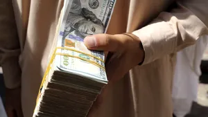 Talibanii interzic folosirea valutelor străine în Afganistan. Economia se află în pragul colapsului