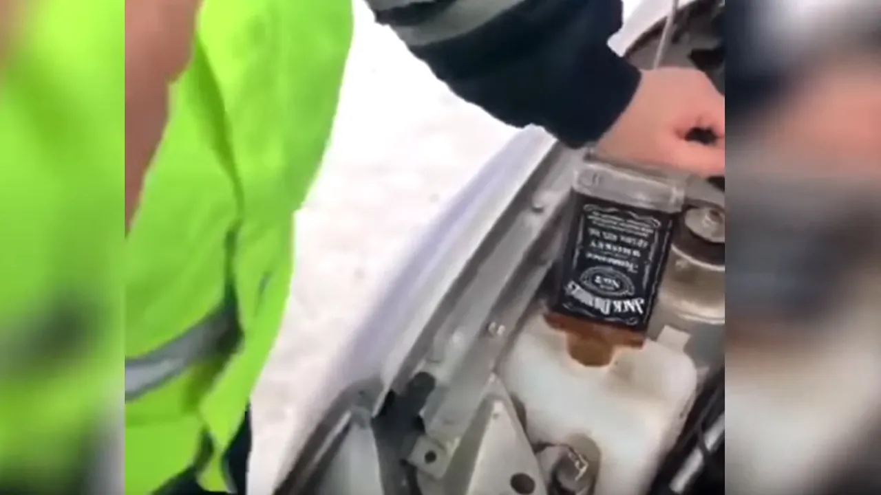 VIDEO | Păţania unor poliţişti din Rusia: Cu ce au înlocuit lichidul antigel