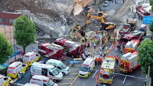 VIDEO O clădire cu 5 etaje s-a prăbuşit peste un autobuz de pasageri, în Coreea de Sud. Cel puţin 9 oameni au murit