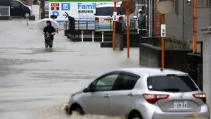 Ploi torenţiale şi inundaţii în Japonia. Mai multe legături feroviare au fost suspendate