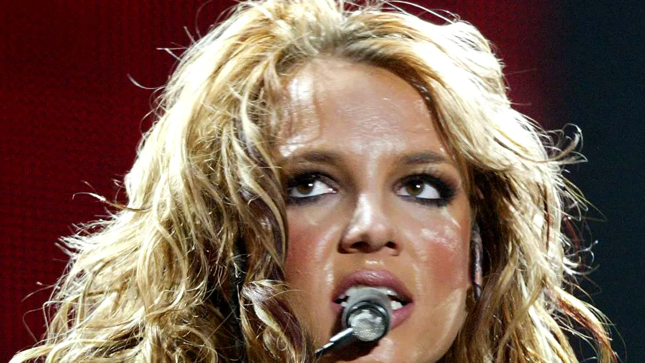Britney Spears şi-a pierdut controlul la o şedinţă foto