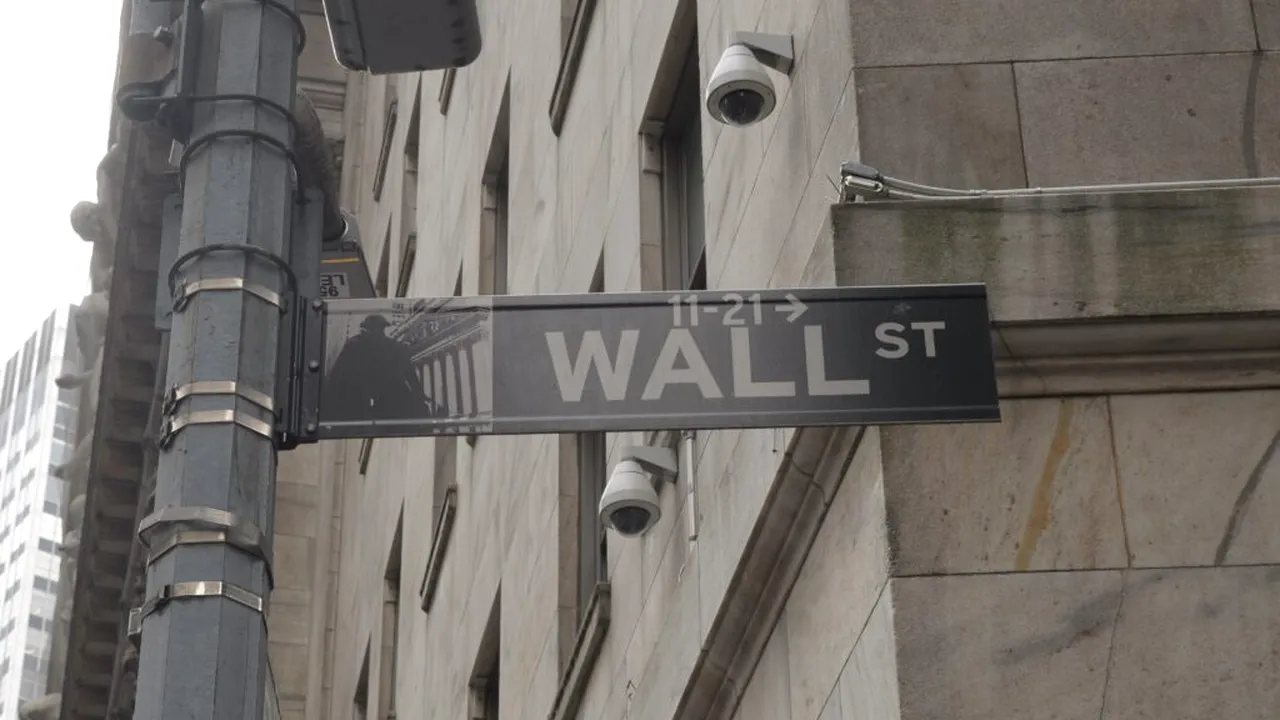 Wall Street încheie pe minus, pe fondul scumpirii petrolului și al randamentelor de 5% la titlurile de stat