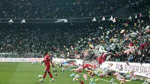 Arbitru obligat să întrerupă meciul lui Besiktas după ce mai multe obiecte au fost aruncate pe teren. Dar gestul e frumos