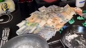 Cinci tineri, un apartament închiriat şi „marfă” gata de vândut. Au fost prinşi în flagrant. Mesajul MAI: „Rămânem pe litoral şi nu numai!” 