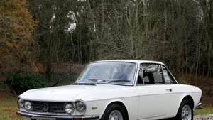 O maşină parcată timp de 47 de ani în acelaşi loc a devenit atracţie turistică în Italia