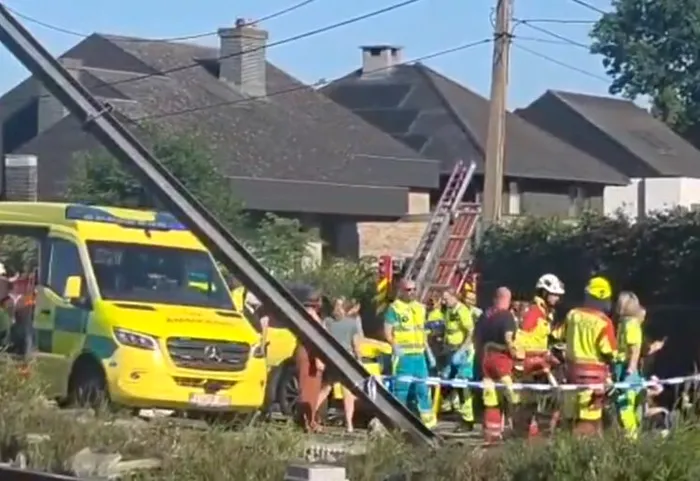 VIDEO Tragedie în Belgia după ce un tren a lovit un microbuz școlar. Mai multe victime, copii transportați de urgență la spital