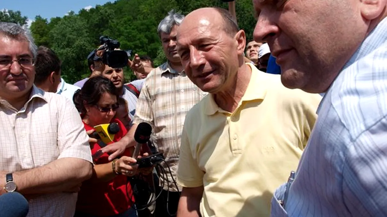 Băsescu a inspectat podul de la Dorneşti şi a apreciat că soluţia tehnică de reconstrucţie este bună