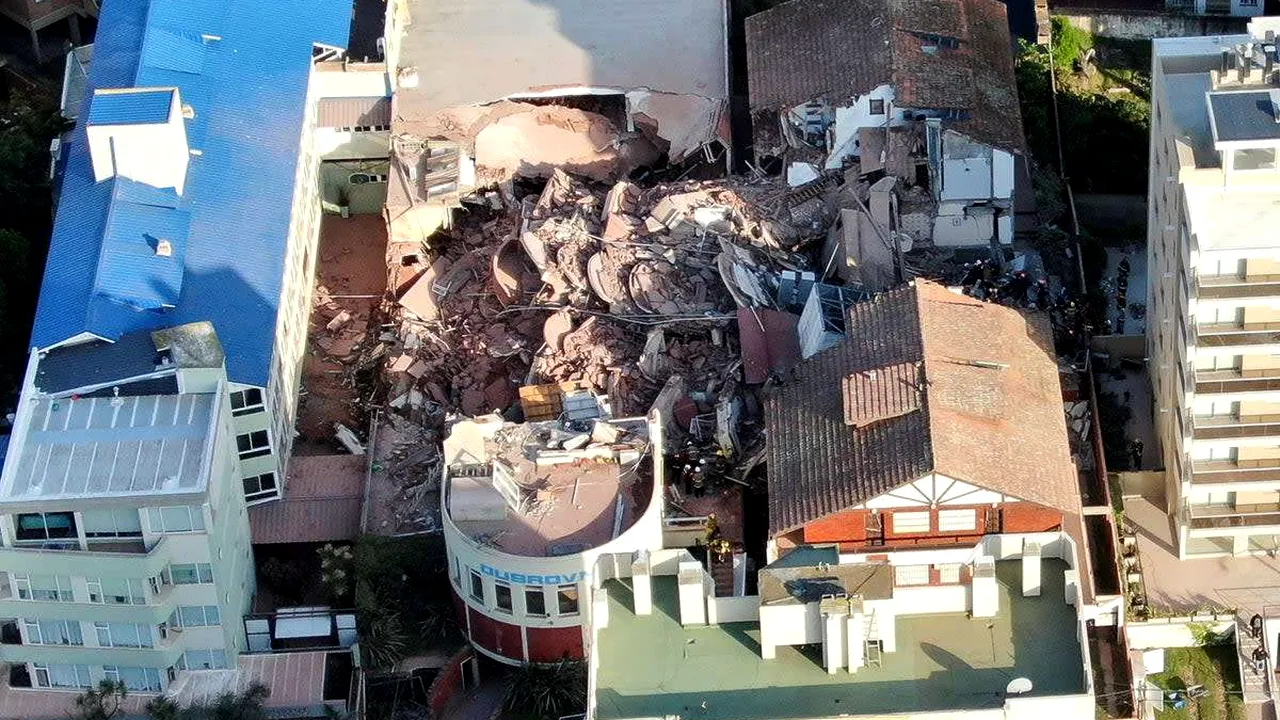 Un hotel de 10 etaje s-a prăbuşit în Argentina. Mai multe persoane ar fi rămas prinse sub dărâmături