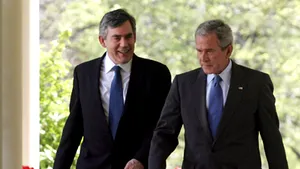 Bush îi cere lui Gordon Brown să nu stabilească un calendar pentru retragerea din Irak
