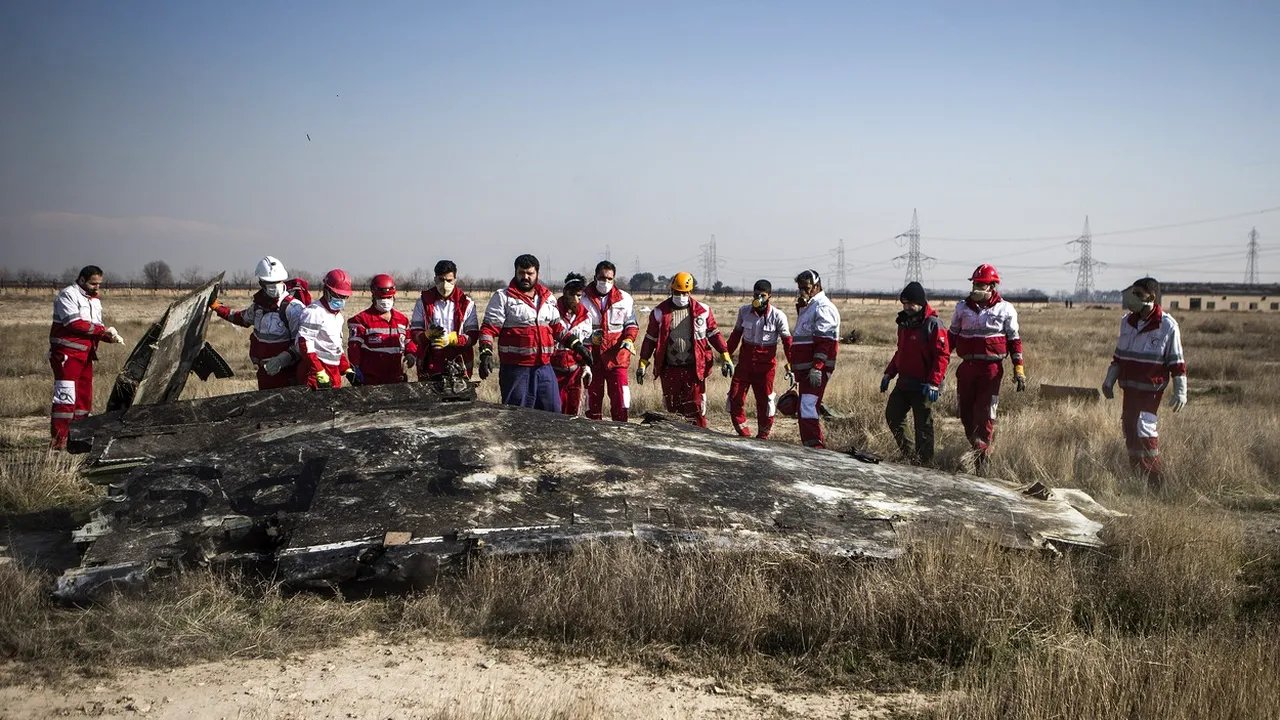 Ce au surprins camerele de supraveghere imediat după prăbuşirea avionului Boeing în Iran. VIDEO