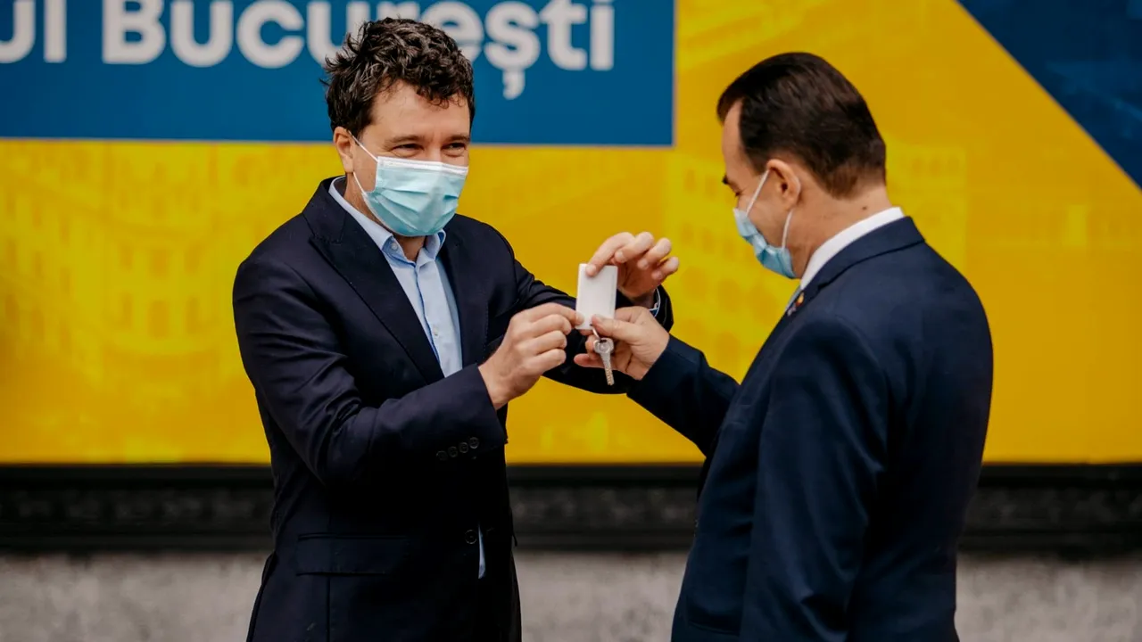 Orban a preluat de la Nicuşor Dan cheia „succesului”. Simbolul victoriei Primarului General, predat liberalilor în noua campanie