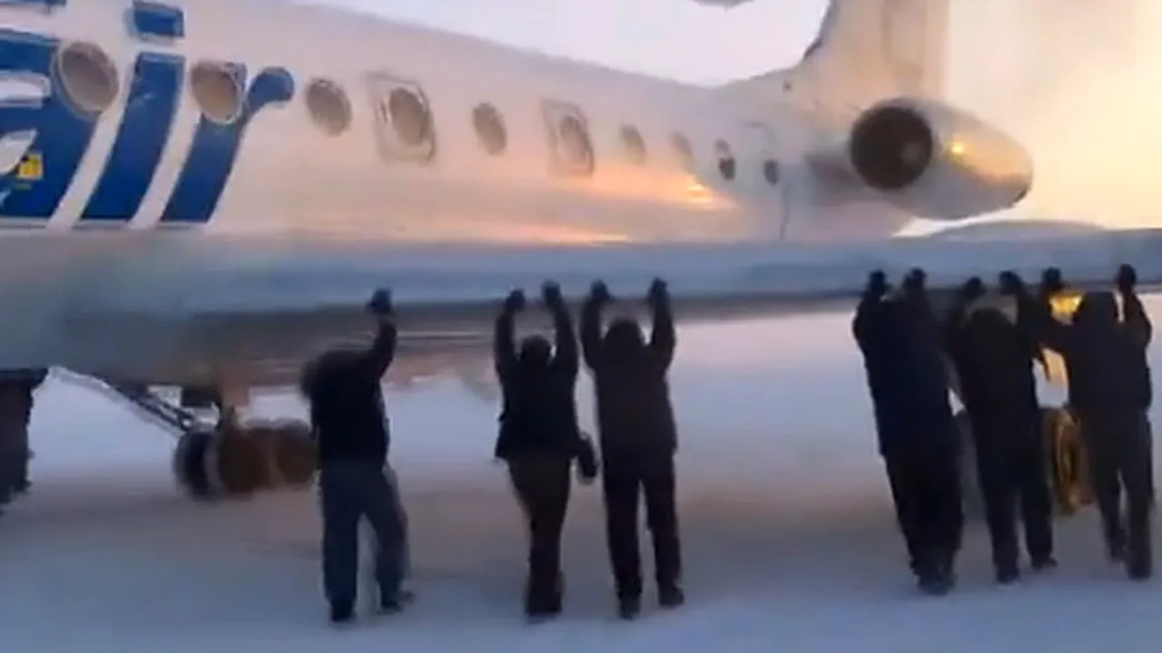 Pasageri ruşi, nevoiţi să împingă un avion al cărui tren de aterizare îngheţase - VIDEO