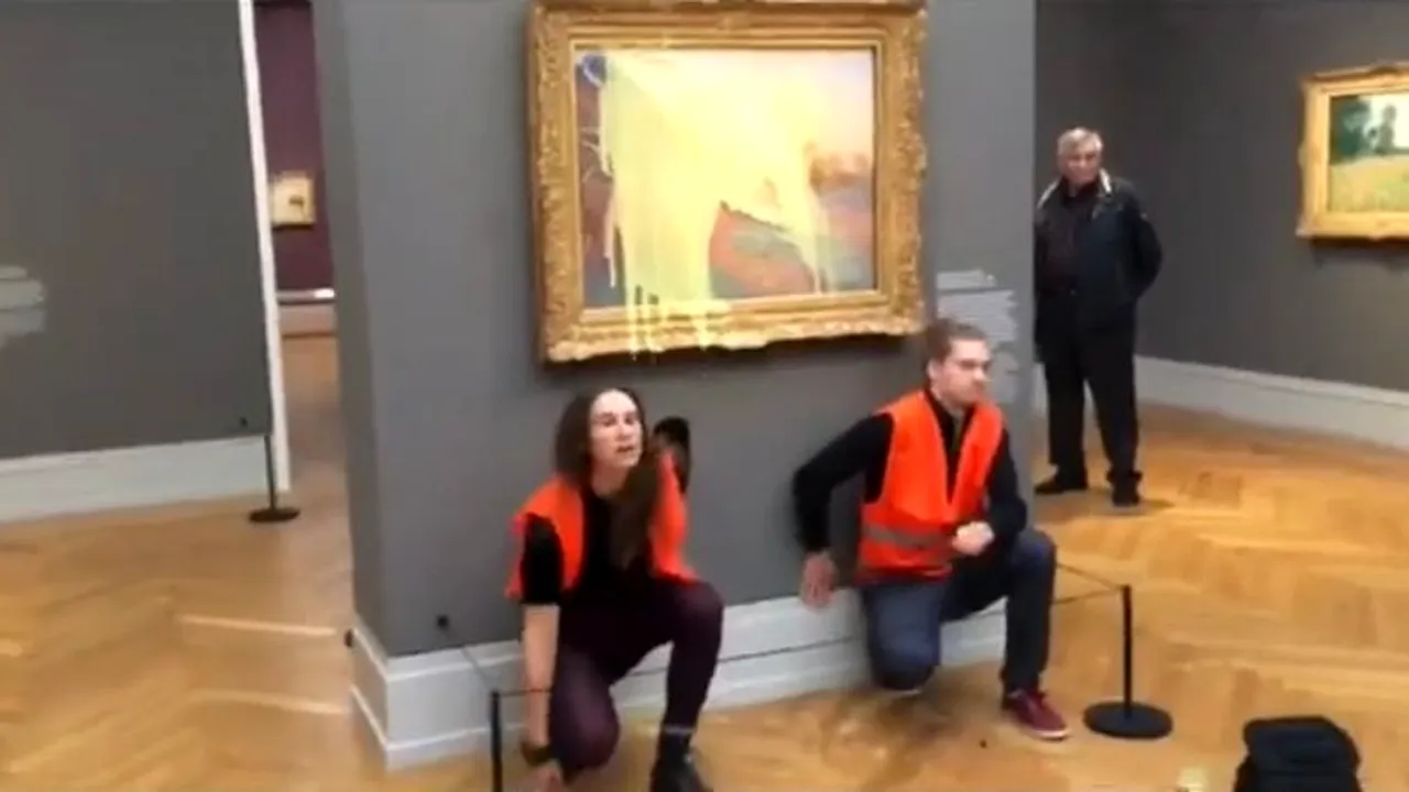 VIDEO Doi activişti de mediu au aruncat cu piure de cartofi peste un tablou al lui Monet în Germania