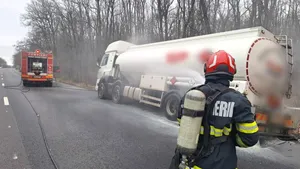 Autocisternă cu benzină în flăcări pe A1. Trafic blocat spre București