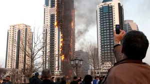 Incendiu de proporţii în capitala Ceceniei: O clădire de aproximativ 40 de etaje a luat foc - GALERIE FOTO