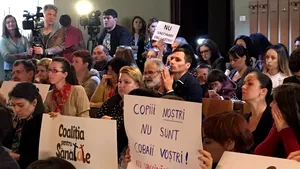 FOTO Dezbatere pe legea VACCINĂRII: TENSIUNI între cei care sunt pentru imunizare şi antivaccinişti: 