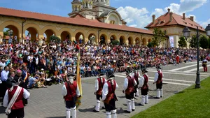 Meggyulladt a növényzet a gyulafehérvári vár falán, őrségváltáskor, a pápai nuncius jelenlétében