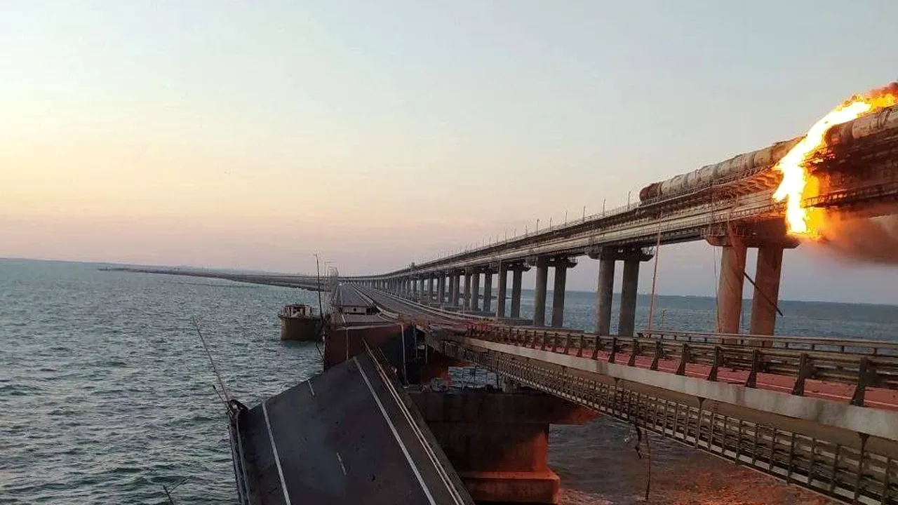 Podul Kerci, care leagă Crimeea de Rusia, a fost lovit de o explozie puternică. O parte din el s-a prăbuşit