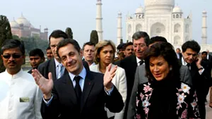 Sarkozy a vizitat mausoleul Taj Mahal fără Carla Bruni