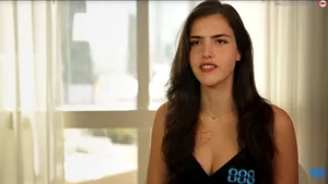 După ce a făcut senzaţie în şah, românca Alexandra Botez produce bani din cărţi