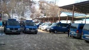Zeci de poliţişti şi vameşi, reţinuţi în Vama Siret pentru trafic de ţigări. Un comisar-şef de la IJPF, printre cei vizaţi de anchetă - VIDEO