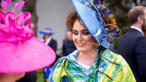 GALERIE FOTO Noi imagini cu femeia care a atras toate privirile la parada de Ziua Națională. Are o colecție impresionantă de pălării