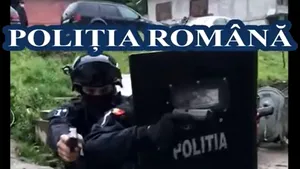 VIDEO. Furt de energie electrică. S-au trezit la poartă cu mascaţi înarmaţi şi cu scuturi de protecţie. Percheziţii la zeci de locuinţe
