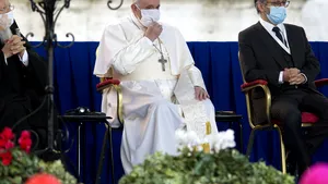 Nici Papa Francisc nu scapă de masca de protecţie. Suveranul Pontif s-a rugat marţi pentru victimele războaielor şi pandemiei cu nasul şi gura acoperite