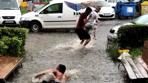 Imaginea ZILEI vine din Piteşti. Un bărbat înoată pe o stradă inundată GALERIE FOTO
