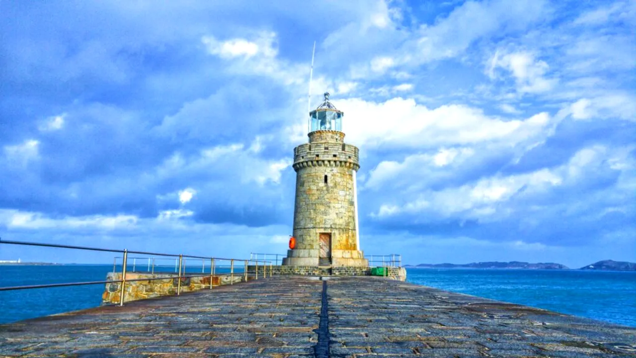 Insula spectaculoasă din Europa unde te poți plimba prin casa lui Victor Hugo și înota gratuit în Atlantic