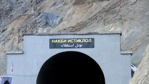 Cum arată cel mai periculos tunel rutier din lume: nu are lumini, marcaje și ventilație, este plin de gropi și infiltrații