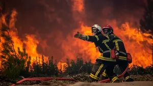 Macron intenţionează să viziteze zone afectate de incendiile de vegetaţie din sud-vestul Franţei