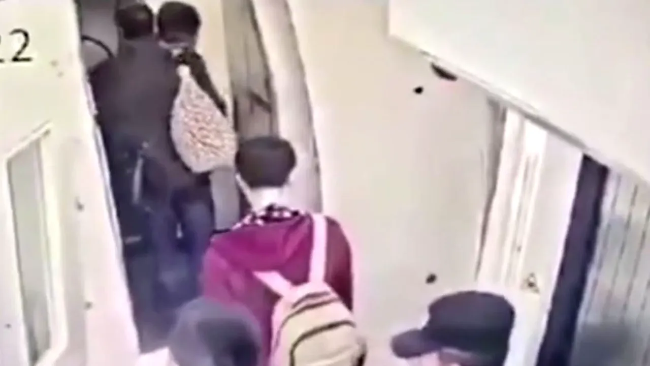 Superstiţia care anulează zboruri. Un bărbat care a urmat sfatul soacrei de a arunca bani în motorul unui avion, reţinut de poliţişti | VIDEO