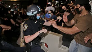 Protestele din SUA LIVE UPDATE. Violenţele continuă: Stare de asediu în 25 de oraşe din ţară. CNN: SUA în prag de război civil.  FOTO / VIDEO