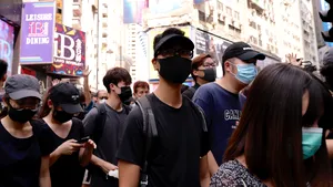 Măsuri în Hong Kong. Zeci de persoane, ARESTATE, după ce au sfidat legea care le interzice purtarea măştilor, fie şi chirurgicale