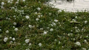 PLOI TORENŢIALE, GRINDINĂ ŞI VÂNT până sâmbătă. Care sunt zonele afectate
