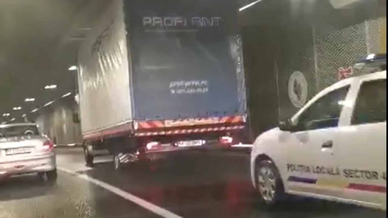 Un camion a rămas blocat în Pasajul Unirii. Explicaţia Primăriei