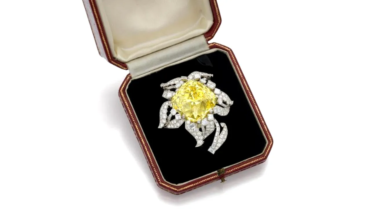 O broşă cu un diamant care seamănă cu unul purtat de regina Elisabeta a II-a, scoasă la licitaţie