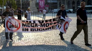 PROTEST la Universitate: Peste 100 de persoane au manifestat împotriva construirii unei moschei la Bucureşti - FOTO