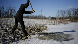 Bistriţa: O cruce de gheaţă a fost ridicată la mănăstirea din Piatra Fântânele pentru Bobotează