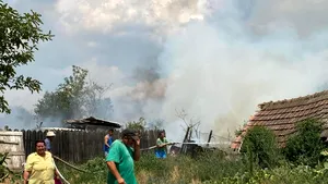 23 de proprietăţi sunt afectate de incendiul din Dolj. Trei case au ars complet, iar trei persoane au suferit intoxicaţii cu monoxid de carbon