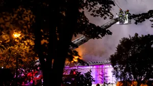 Incendiul din Sectorul 2. 14 autospeciale ale pompierilor se află în continuare la fața locului