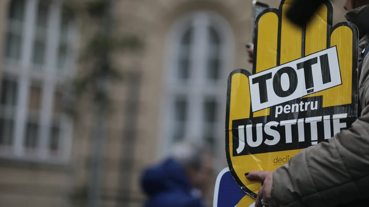 Protestele din justiţie se extind. Mai multe parchete şi un tribunal din ţară îşi suspendă activitatea, în urma OUG pe legile justiţiei/ În Capitală, procurorii suspendă programul cu publicul | FOTO, VIDEO