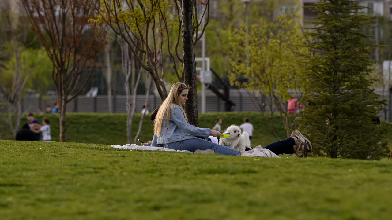 Vreme frumoasă în ultima lună de primăvară. În unele regiuni ale ţării va ploua