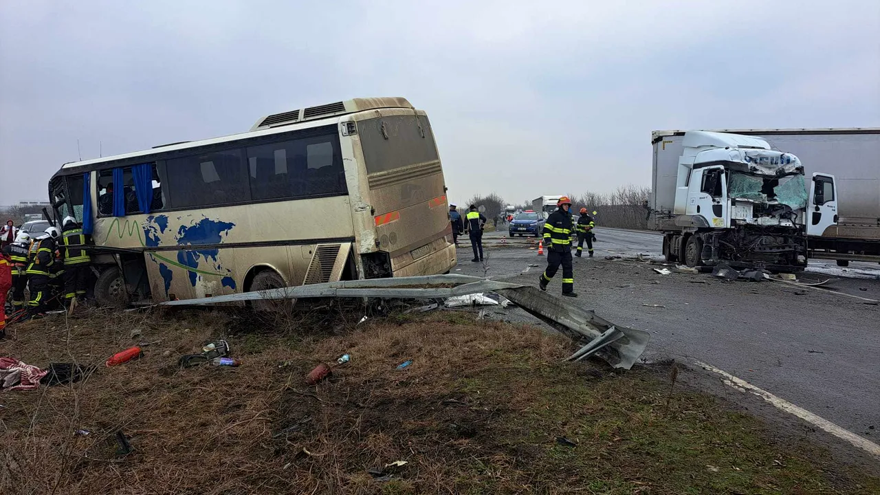 Accident între un autobuz şi un TIR, în Timiş. 18 pasageri au fost în pericol