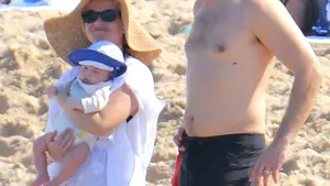 Reese Witherspoon, la plajă la trei luni după ce a născut. Cum arată proaspăta mămică - FOTO