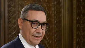 Victor Ponta, surprins citind Biblia în timpul dezbaterii prezidențiale de la Palatul Cotroceni