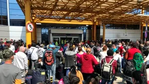 Două curse charter cu muncitori sezonieri, programate să plece azi către Germania de la Iaşi, au fost anulate. Jandarmii, la aeroport